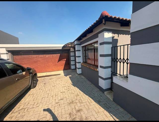 3 BEDROOM TOWNHOUSE FOR SALE IN THE REEDS